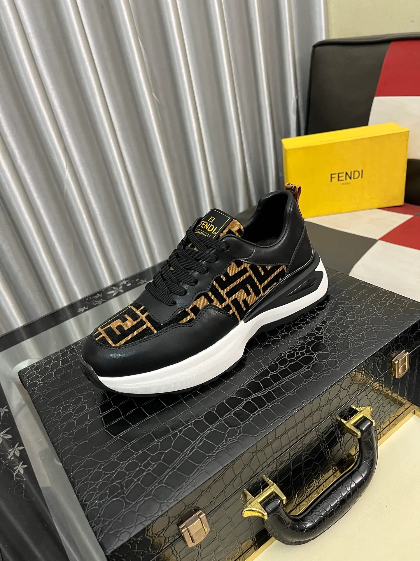 Men's Men's Shoes💰458⌚️⌚️[Fendi] Fendi's latest casual shoes for men! Available at counters simultaneously! A one-to-one replica of the original. All imported official website one-to-one cowhide fabric. The interior is made of top-grade sheepskin, and the original factory-supplied rubber outsole is used. Leading new fashion concepts. Matching code: 38-44. 4️⃣colors available